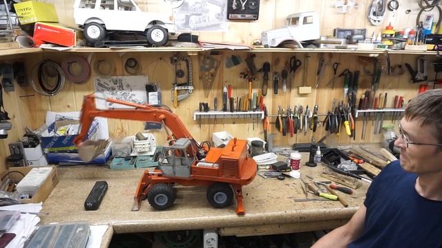 Спаринг экскаватора с человеком !!!