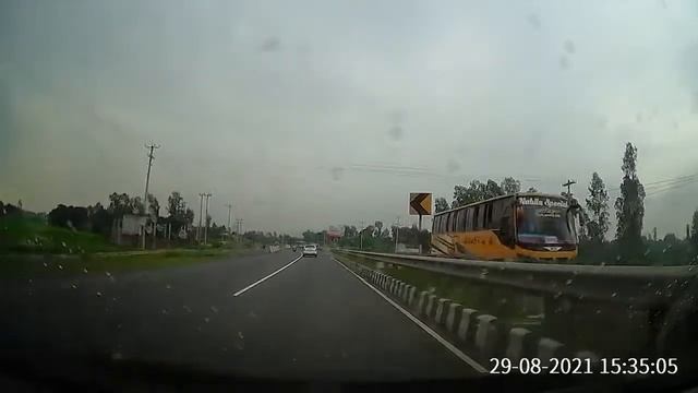 Car drving in Rain Dhaka Tangail Highway with Nissan Bluebird смотреть онлайн