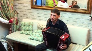 На гармони играет Андрей Ивлиев.Гармонь не огонь, а душу греет!!!!