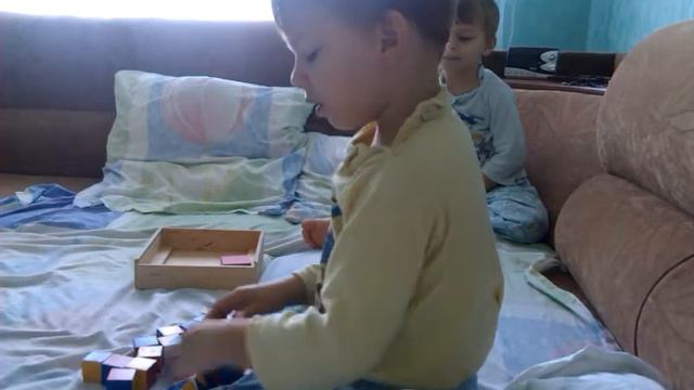Близнецы складывают кубики 4 года и играем в слова смотреть онлайн
