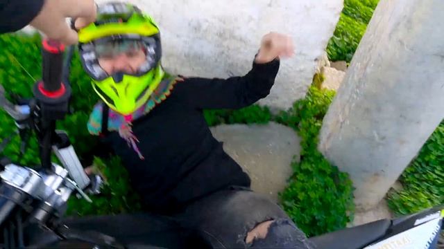 CADO DALLA MOTO E RIMANGO INCASTRATO..?PRIMA VOLTA In MOTO! *incidente*