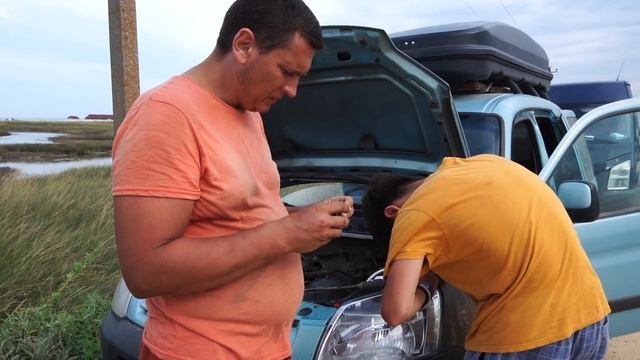 Я трогаю медузу. Крым на машине, опять сломались. Бакальская коса. смотреть онлайн