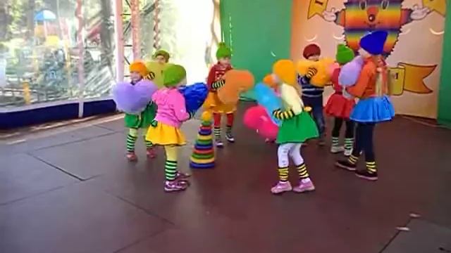 Маленькие гномики на сцене Парка на Никитской смотреть онлайн