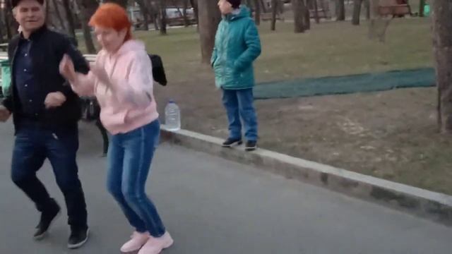 Ай яй яй девченка!!!Танцы в саду Шевченко,апрель 2021. смотреть онлайн