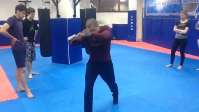 Атака руками, ногами и переход в клинч (базовые техники, смешанные единоборства) смотреть онлайн