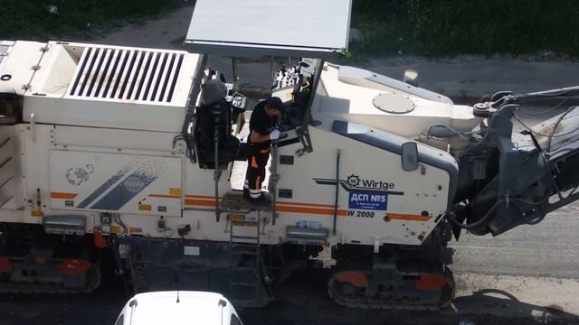 Дорожная фреза Wirtgen W2000 в работе. смотреть онлайн