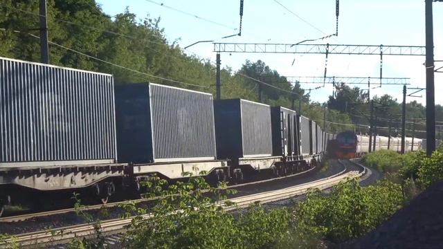 Электровоз ВЛ80С-654 с грузовым поездом и электропоезд ЭД9Э-0008 смотреть онлайн