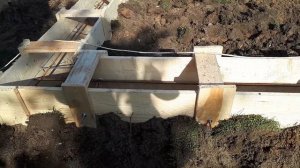 Монтаж опалубки фундамента. Как делаем опалубку для фундамента. Монтаж опалубки. Опалубка. Фундамен