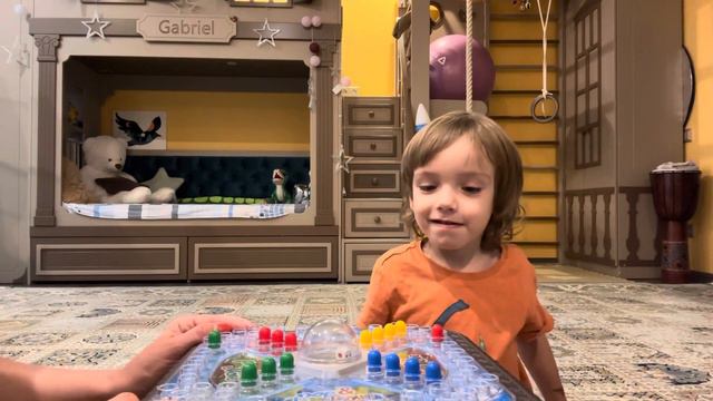 Габриэль играет с мамой в настольную игру «Кто в доме Хозяин» от Kari kids смотреть онлайн
