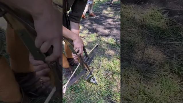 Зарядка средневекового боевого арбалета при помощи приспособления «Козья нога» смотреть онлайн