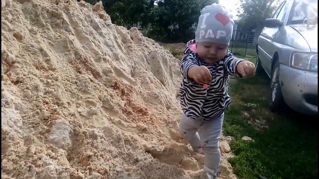 Mila Jesya 5 children play with sand (дети играют с песком) смотреть онлайн