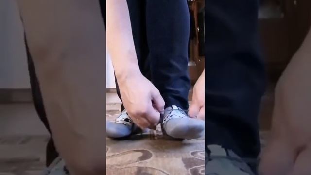 Как заузить штаны с помощью резинки для волос. #shorts смотреть онлайн