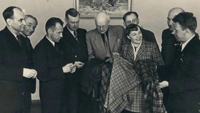 Прогулки у драмтеатра им. М. Горького г. Ростова-на-Дону. Вып. 3 смотреть онлайн