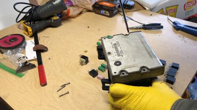 TIPM IPM Fuse Box Removal And Cleaning For Dodge Caravan & Chrysler Town & Country 2001-2007