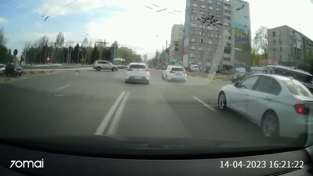 Momentul accidentului cu Mercedes G-Class și Mitsubishi Outlander în Chișinău смотреть онлайн