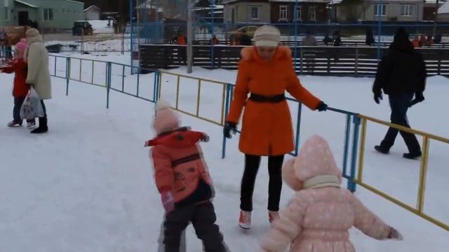 Как научиться кататься на коньках. Маленькие девочки учат! смотреть онлайн