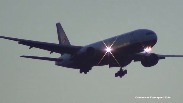 Boeing 777-200ER VP-BLA Orenair Посадка после заката. смотреть онлайн