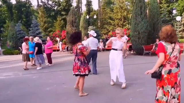 ТЫ ТАК ПРЕКРАСНА, ЛАСКОВА, НЕЖНА! ТАНЦЫ В ПАРКЕ ГОРЬКОГО ХАРЬКОВ смотреть онлайн