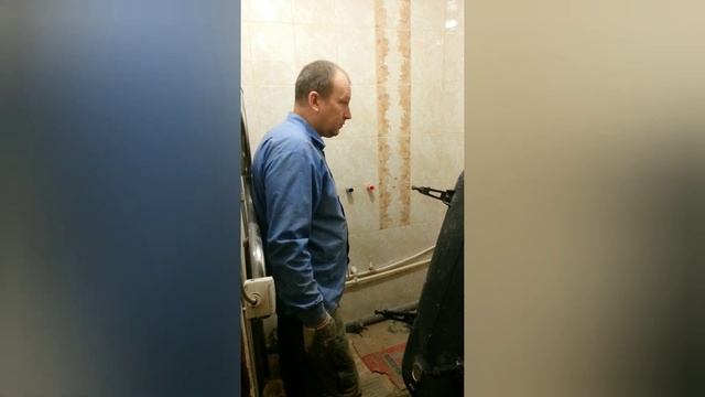 Возможно ли установить чугунную ванну 100 кг. одному в 50 лет? Смотрите обязательно это видео!!!! смотреть онлайн