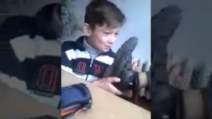Пацан целует мою ногу на уроки:)