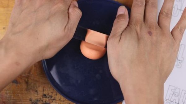 Playing FALL GUYS with Cardboard & Clay – Tip Toe on my Desk