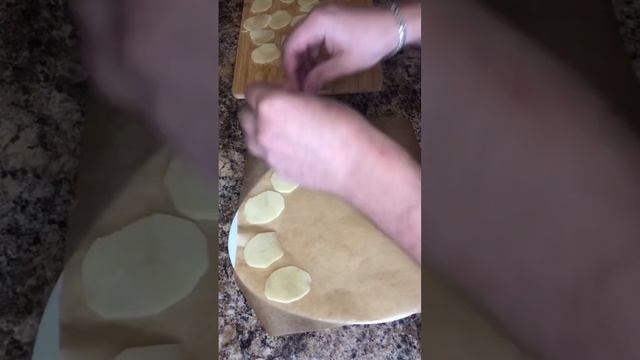 Картофельные чипсы в микроволновке, импортозамещение #рецепт #чипсы #вкусноихрустно #топ #лайк #рек смотреть онлайн