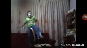 чувак ударился яичками оп стул