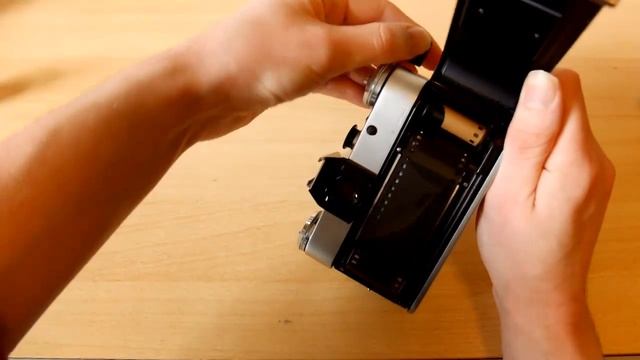 Zenit E Analog Kamera: Laden und Entladen смотреть онлайн