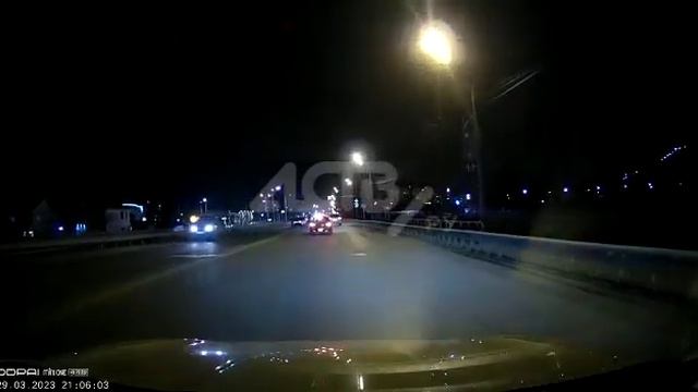 Черный седан в темноте вылетел на встречку в Южно-Сахалинске и врезался в автомобиль в детьми -2 смотреть онлайн