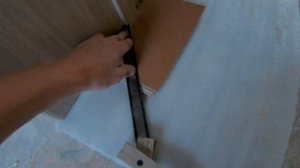 Как подрезать лиминат у дверного проема. Подпиливаем дверную коробку и наличники.