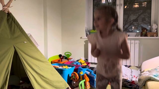 Соня с Остапом слушают музыку на колонке «Алиса» смотреть онлайн