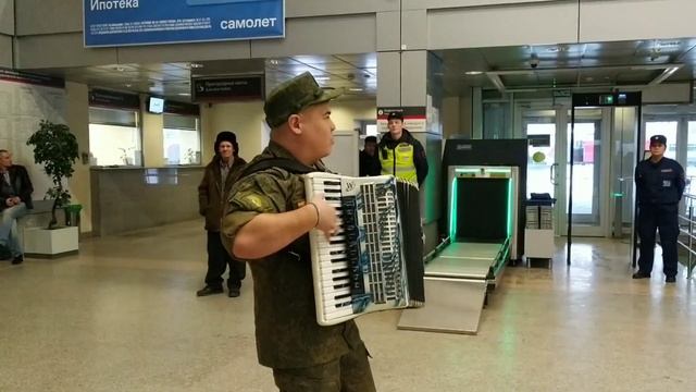 Музыкант Павел Егоров спел свои песни на тюменском вокзале смотреть онлайн