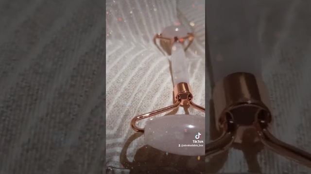 Роллер для лица из натурального розового кварца ? смотреть онлайн