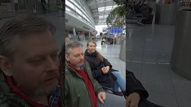 Мы в аэропорту Дюссельдорфа #изгерманиивроссию #влог #vlog #германия #переезд #веган смотреть онлайн