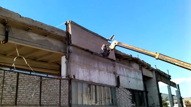 Погрузчик ломает стену смотреть онлайн