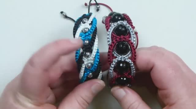 Витой браслет-макраме с переплетением нитей.