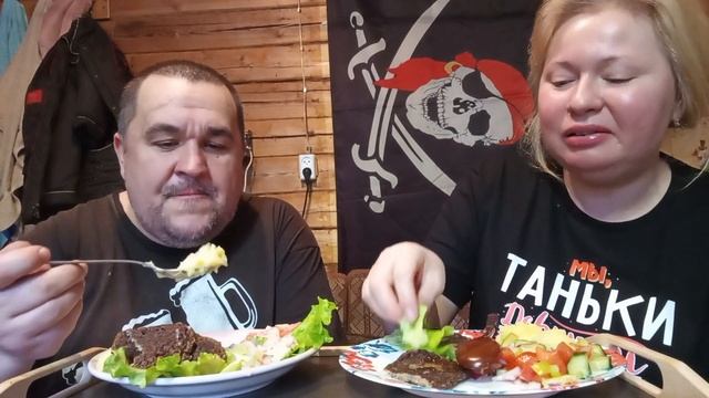 Обжор - печеночные оладьи с пюрешкой, салат летний