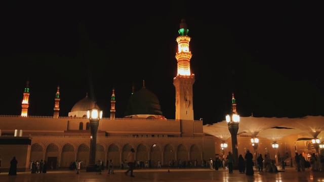 Красивый нашид около мечети Пророка ﷺ смотреть онлайн