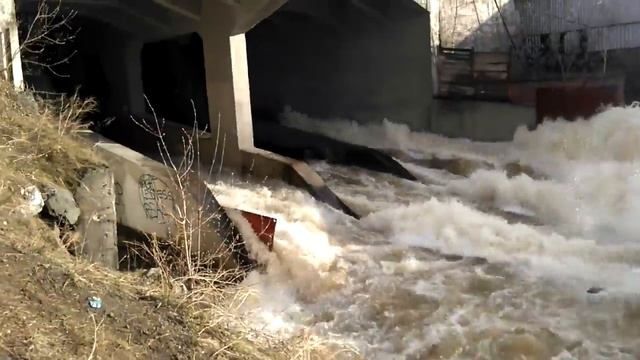 Спуск воды с плотины в Нижнем Тагиле 24.05.2016 смотреть онлайн