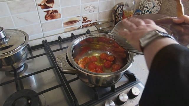 Суп по Тайски с креветками и мидиями Том-ям-тхалеThai soup with shrimps and mussels Tom Yam Thale смотреть онлайн
