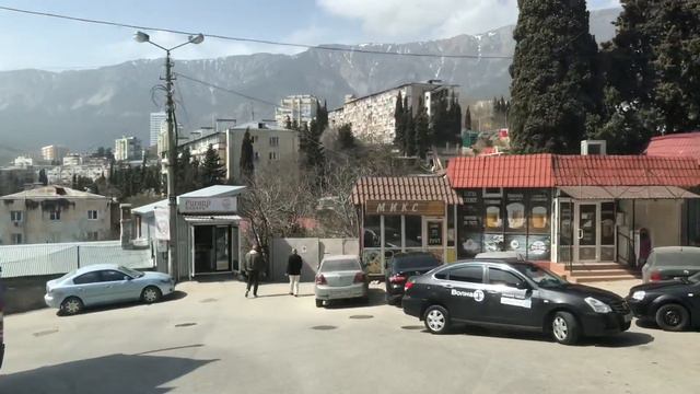 Ялта. Халтурина улица, от ЮБШ до улицы Кирова (сверху вниз). 02 апреля 2022 г. Крым. Crimea. Yalta. смотреть онлайн