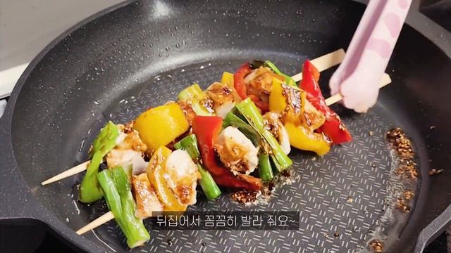 SUB)vlog 퇴근후 닭꼬치 만들어 먹고 친구초대해서 집들이 하는 일상 | 로제떡볶이, 🦐냉동새우감바스, 🎀 냉동새우 파르팔레감바스, 캘리포니아롤,🍢닭꼬치 만들기, 콩나물국밥, смотреть онлайн