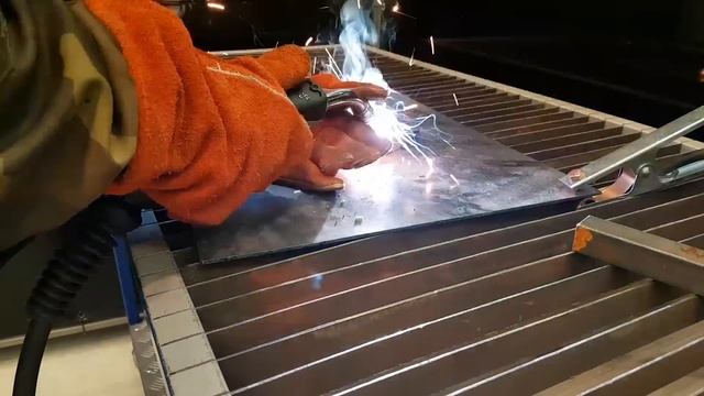 Сварка порошковой проволокой полуавтоматом FUBAG INMIG 200 SYN LCD смотреть онлайн