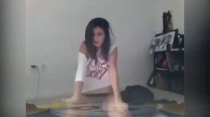 Девочка танцует перед камерой