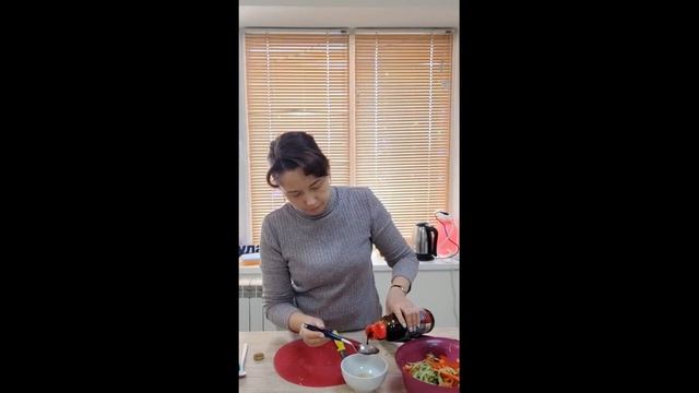 Салат с фунчозой и овощами. Самый простой рецепт смотреть онлайн