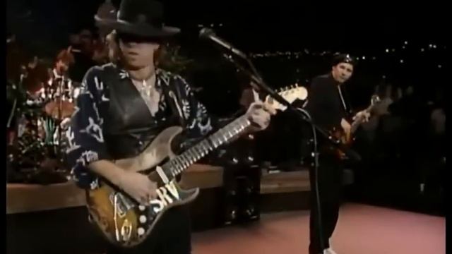 Stevie Ray Vaughan's Roadie Change the guitar during the show смотреть онлайн