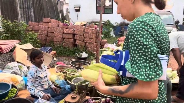 Овощной рынок по средам на БАССТЕНДЕ. Индия, Гоа 18 октября 2023. смотреть онлайн