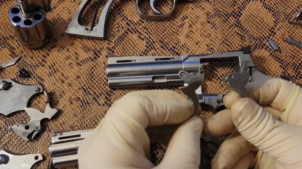 Original Colt Python vs New Python. Plus the best of the 357mag revolvers the 686 S&W. Colt Fans Cr