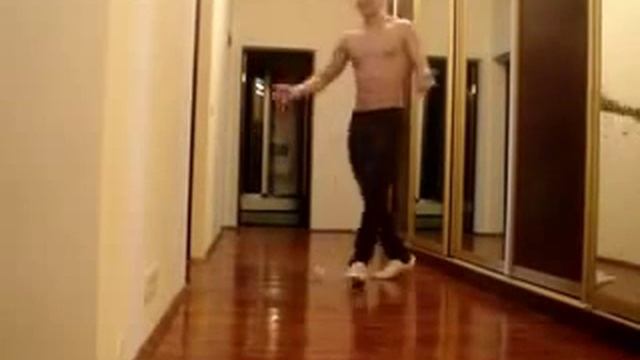 Парень классно танцует перед зеркалом смотреть онлайн