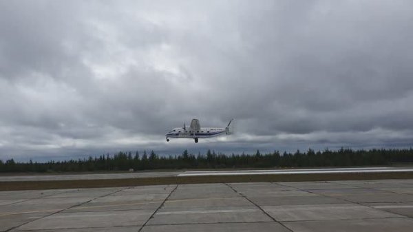 Ан-38 заход с уходом и руление в Мирном (UERR) в день воздушного флота 21.08.2022.mkv